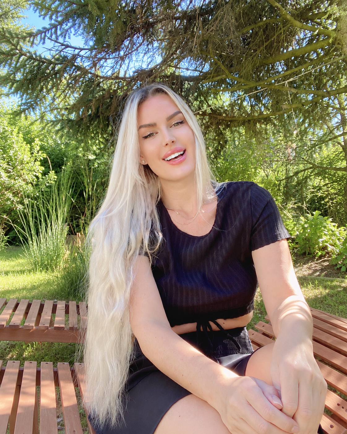 Jasmin Schreiner als Autorin in einem sonnigen Garten